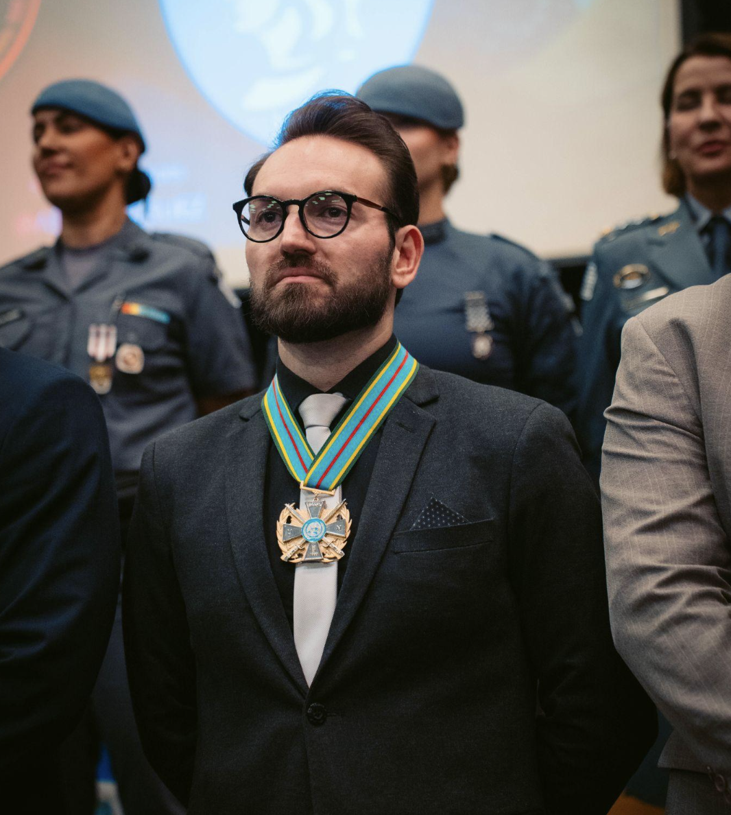 Lucas Caloni recebendo o Colar Grau Oficial da Paz — ABFIP, 2025